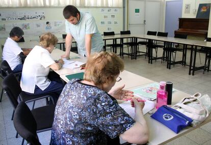 Tres alumnas aprenden a multiplicar en el Centro Dulce Chacón el pasado junio.