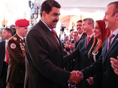 Maduro aperta a mão de Tareck El Aissami, em Caracas.