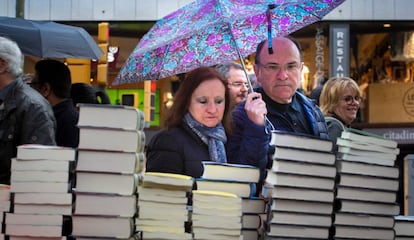 Llibres amuntegats sota la pluja durant la diada de Sant Jordi de l'any passat.