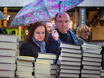 Llibres amuntegats sota la pluja durant la diada de Sant Jordi de l'any passat.