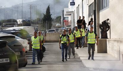 Agentes de la Guardia Civil a su salida de la imprenta.