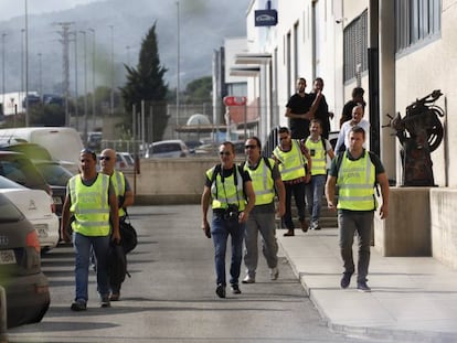 Agentes de la Guardia Civil a su salida de la imprenta.