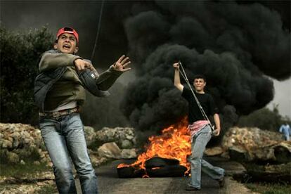 Niños palestinos apedrean a la policía israelí de fronteras para protestar contra la construcción del muro en Billin, cerca de Ramala, el pasado mes de abril.