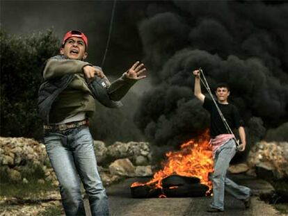 Niños palestinos apedrean a la policía israelí de fronteras para protestar contra la construcción del muro en Billin, cerca de Ramala, el pasado mes de abril.