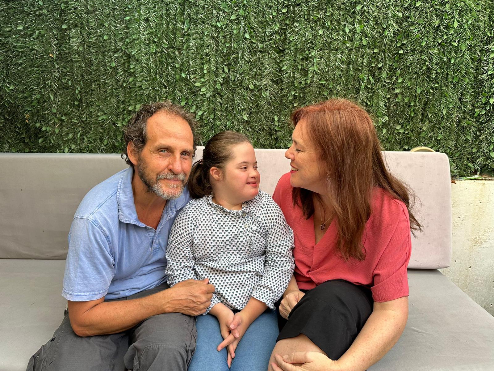 Terry Gragera y Chiqui Alonso con su hija Claudia, quien, a pesar de su fragilidad, es una niña alegre y sociable.