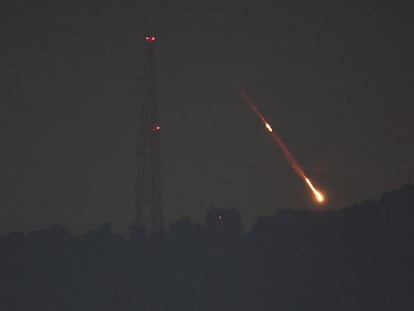 Undisclosed (-), 14/04/2024.- A view shows drones or missiles vying for targets at undisclosed locations in northern Israel, early 14 April 2024. According to the Israeli army IDF on early 14 April Iran launched missiles from its territory toward the territory of the State of Israel. The IDF called called for people to be alert and act according to the Home Front Command'Äôs guidelines. EFE/EPA/ATEF SAFADI
