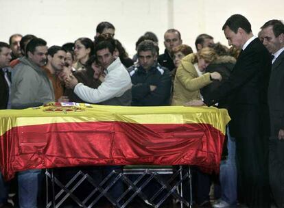 El municipio de Friol, enclavado en el extremo occidental de la provincia de Lugo, llora la muerte de su soldado Idoia Rodríguez Buján, que a sus 23 años dejó la vida en una misión de paz en Afganistán. El presidente del Gobierno, José Luis Rodríguez Zapatero, presidió en el aeropuerto de Lavacolla (Santiago de Compostela) la ceremonia oficial de recepción del féretro con los restos mortales de la militar.