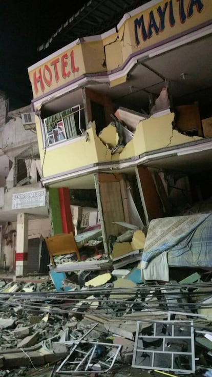 Manta es una de las localidades que más daños ha sufrido. Según los primeros registros, han muerto 10 personas como consecuencia del terremoto. En la imagen, un hotel que se desplomó tras el movimiento de tierra.