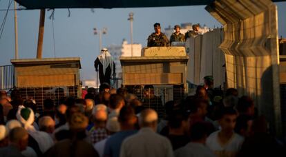 Palestinos aguardan para cruzar el paso de Qalandia.