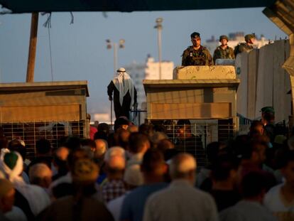 Palestinos aguardan para cruzar el paso de Qalandia.