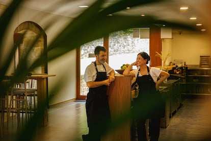 Óscar Ferreras y Katsuko Nakamura en la barra del restaurante Ruda, en una fotografía cedida.