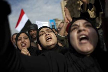 Mujeres corean eslóganes contra Mubarak, hoy en el centro de El Cairo