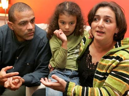 Rolando Buenavilla, junto a su familia.