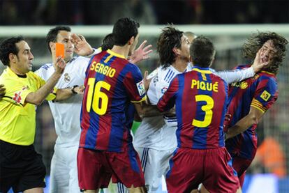 Instante en el que Sergio Ramos agrede a Puyol.