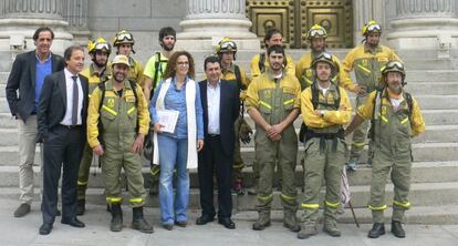 Un grupo de brigadistas se reúne con diputados del PSOE, en una imagen de archivo.