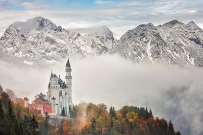 Una panorámica otoñal del castillo de Neuschwanstein, en Baviera (Alemania).