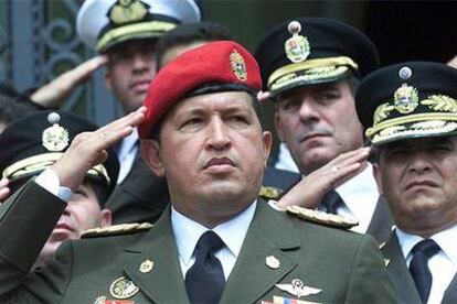 El presidente Chávez, rodeado de la cúpula militar venezolana,  en un acto oficial en Caracas, en 2001.