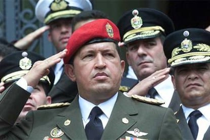 El presidente Chávez, rodeado de la cúpula militar venezolana, en un acto oficial en Caracas, en 2001.