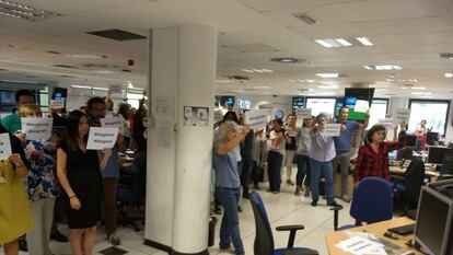 Trabajadores de RTVE protestan en la sede en Barcelona.