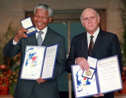 El vicepresidente de Sudáfrica, Frederick Willem de Klerk (derecha), y el presidente sudafricano Nelson Mandela posan con las medallas del Nobel de la Paz. Ambos dirigentes fueron reconocidos en 1993 con el galardón por acabar, de forma pacífica, con el apartheid, y por sentar las bases de una nueva Sudáfrica democrática.