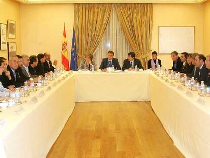 El presidente José Luis Rodríguez Zapatero (al fondo, en el centro), junto a la ministra San Segundo, en la reunión de ayer en La Moncloa con representantes de organizaciones educativas.