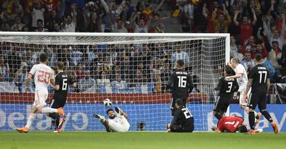 Diego Costa se lamenta tras golpearse con el portero de Argentina y marcar su primer gol. 