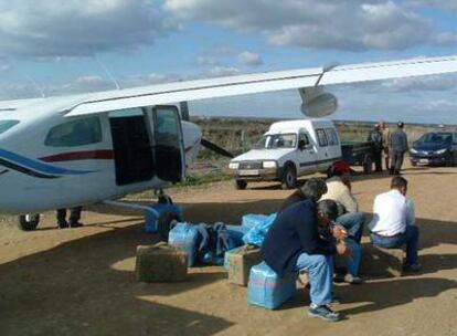 Imagen de unos detenidos tras aterrizar con droga cerca de Doñana.