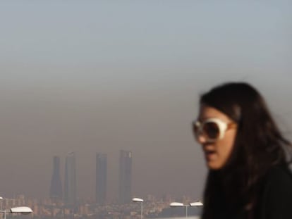 Madrid se acerca a la Navidad con cielos despejados y contaminación, como se aprecia en la foto, tomada hoy desde la vecina localidad de Pozuelo.