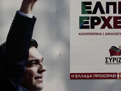 Un hombre pasa al lado de un cartel de la campa&ntilde;a electoral del l&iacute;der de Syriza Alexis Tsipras.