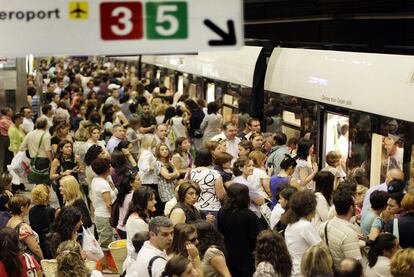 Estación de Colón del metro de Valencia, lleno de gente en los andenes por los paros