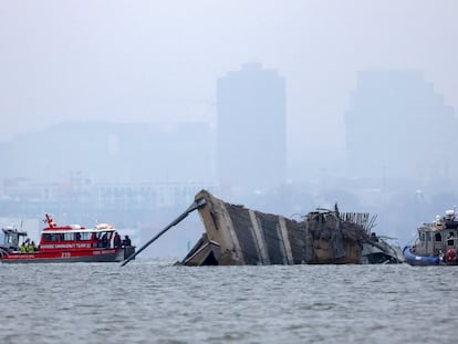 Un barco de emergencias trabaja junto al carguero accidentado al impactar con el puente Francis Scott Key, en Baltimore, el 27 de marzo de 2024.