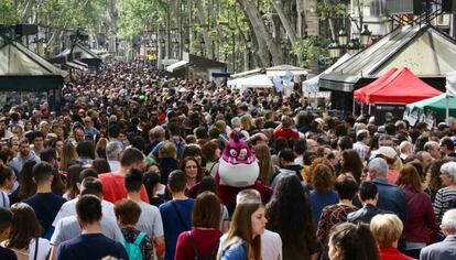 Las Ramblas de Barcelona llena de paradas con libros y rosas.