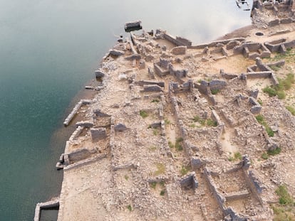 Ruinas emergidas por el bajo nivel de la presa de Cabril, en Portugal, este verano.