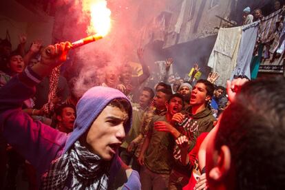 Partidarios de los Hermanos Musulmanes protestan en las calles de El Cairo (Egipto) por la condenada de 20 años de prisión al depuesto presidente egipcio Mohamed Mursi, por el uso de la violencia durante los disturbios registrados en la capital egipcia en 2012.