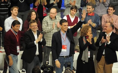 Pedro S&aacute;nchez con Javier Fern&aacute;ndez, Ximo Puig y otros dirigentes en la conferencia auton&oacute;mica del PSOE en Valencia.