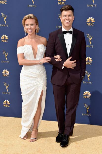 Colin Jost, apresentador da cerimônia deste ano, posa ao lado de sua companheira, a atriz Scarlett Johansson, que usava um vestido Balmain