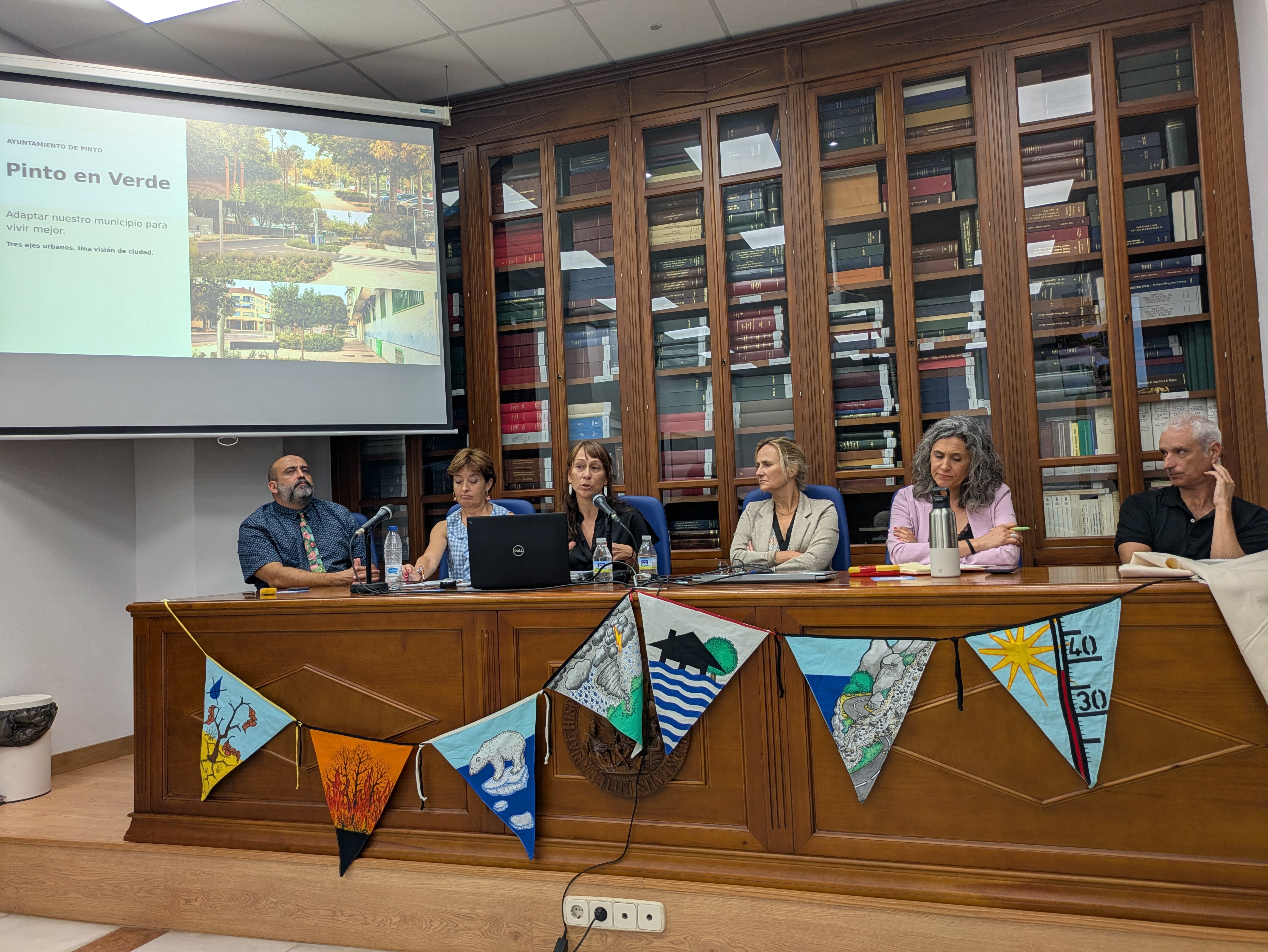 Responsables de distintos Ayuntamientos, en las jornadas celebradas este viernes en la Universidad de Sevilla. 