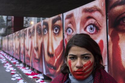 Una voluntaria posa junto a una instalación organizada por la ONG Río de Paz frente al Museo de Arte de Sao Paulo (MASP) .