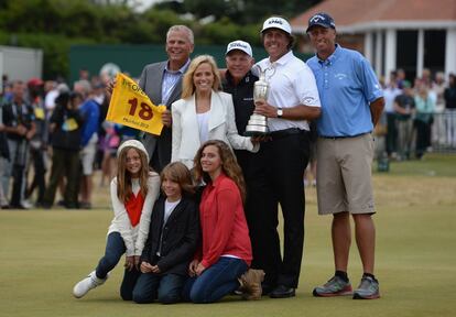 Phil Mickelson, con su mujer y sus hijos, y junto a su mánager, a la izquierda, Steve Loy, su entrenador Butch Harmon, en el centro, y su caddie, Jim Mackay, a la derecha.