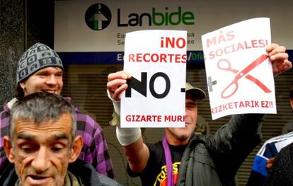 Un hombre protesta el pasado mes de marzo en Bilbao contra los recortes sociales.