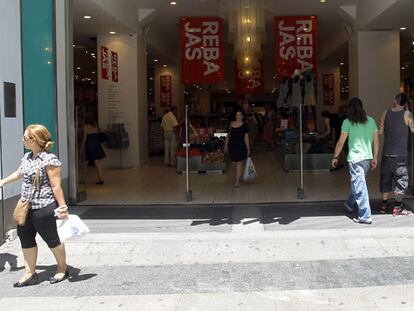 Grandes almacenes con las puertas abiertas