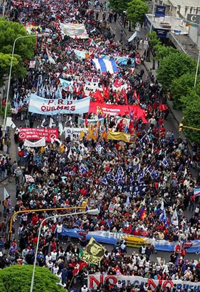 Miles de personas se manifiestan ayer en Mar del Plata contra el presidente de EE UU.