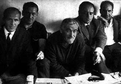 De izquierda a derecha; Balerdi, Mendiburu, Jorge Oteiza, el arquitecto Roberto Puig, Eduardo Chillida, Basterrechea y Sistiaga en 1966 en el estudio en Irún.