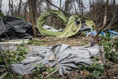 Pequeño asentamiento inhabitado junto a las vías del tren antes de llegar a la estación de Idomeni en 2017, un año después del desmantelamiento del campamento. Entre árboles y arbustos continúan las tiendas de campaña, colchones, ropa, mantas y mochilas utilizadas mientras solicitantes de asilo esperaban que abrieran la frontera. (Febrero 2017)