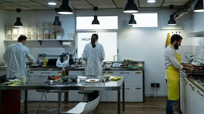 Tres trabajadores de la empresa Heura, en sus oficinas en Barcelona.