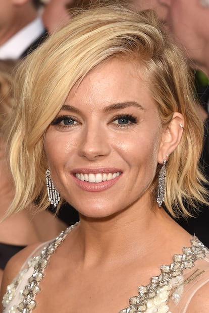 Raya al lado y textura ondulada. El pelo de Sienna Miller es fuente inagotable de inspiración.