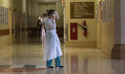 Una doctora vestida con un equipo de protección especial en el hospital de Somerset de Ciudad del Cabo, Sudáfrica, el 2 de julio. El país está viviendo un pico de contagios.