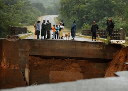 Los lugareños observan un puente quebrado sobre el río Umvumvu, tras el paso del ciclón Idai en Chimanimani (Zimbabue)