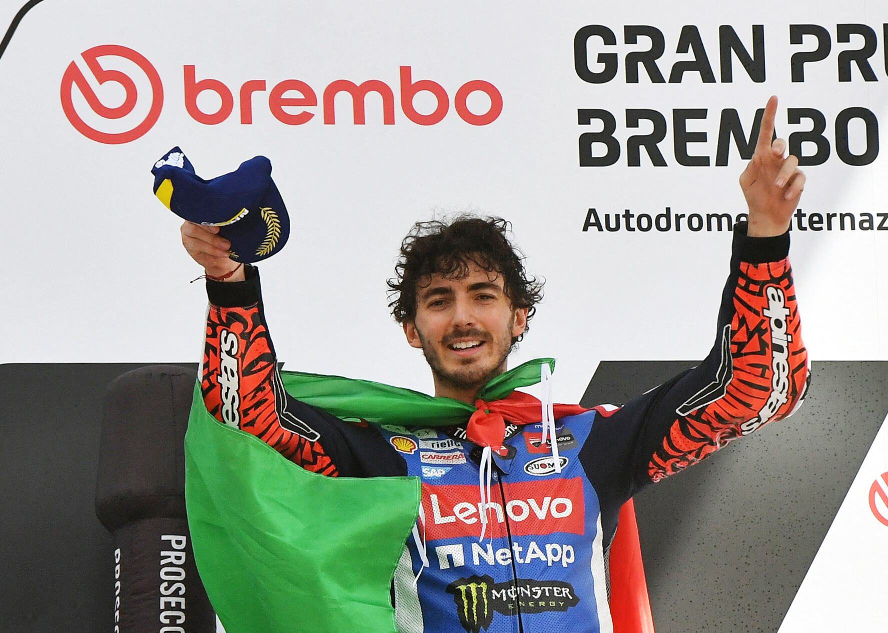 Bagnaia celebra la victoria en el podio del circuito de Mugello, el domingo.