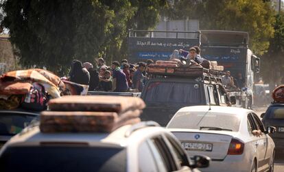 Ciudadanos gazatíes huyen de la zona norte de la Franja, este viernes. 